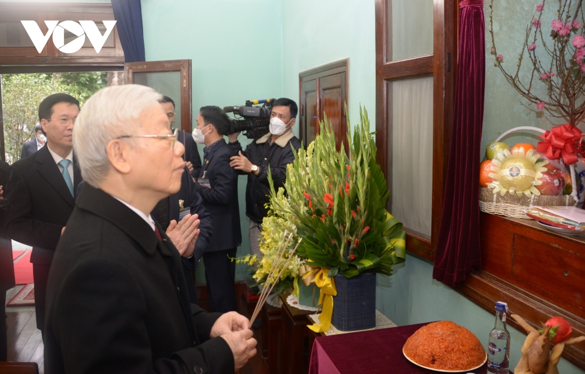Senior leaders pay tribute to President Ho Chi Minh on traditional Tet